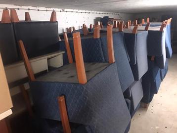 Stoelen en zeteltjes  beschikbaar voor biedingen