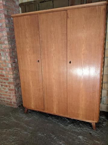 Vintage kleerkast in massief hout uit de jaren 60  beschikbaar voor biedingen