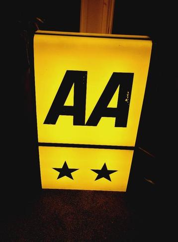 Mooie lichtbak, lichtreclame van Automobile Association. beschikbaar voor biedingen