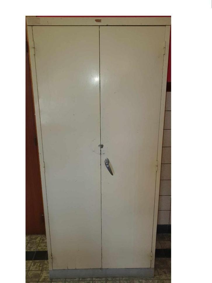 Oude metalen kast, Huis en Inrichting, Kasten | Vitrinekasten, Gebruikt, Ophalen