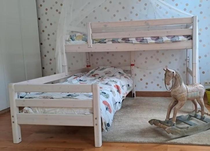 Lits superposés FLEXA CLASSIC blanchi décalé ou en angle, Kinderen en Baby's, Kinderkamer | Stapelbedden en Hoogslapers, Zo goed als nieuw