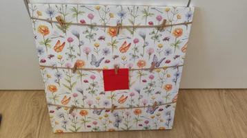 Fotobord bloemen en vlinders 50x50 beschikbaar voor biedingen