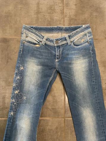 jeans met geborduurde bloemen beschikbaar voor biedingen