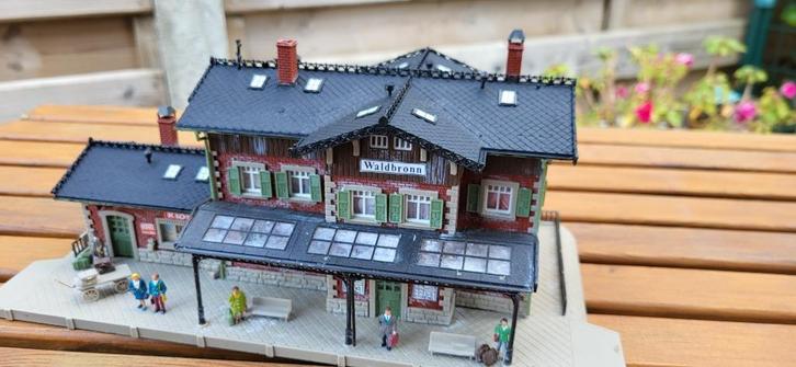 vollmer H0 1:87 mooi station met figuren, Hobby en Vrije tijd, Modeltreinen | H0, Gebruikt, Brug, Tunnel of Gebouw, Ophalen of Verzenden