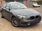 BMW 1 SERIE✅ 116iA AUTOMAAT OPEN DAK GARANTIE CARPLAY, Auto's, Euro 5, Zwart, 5 deurs, Velours