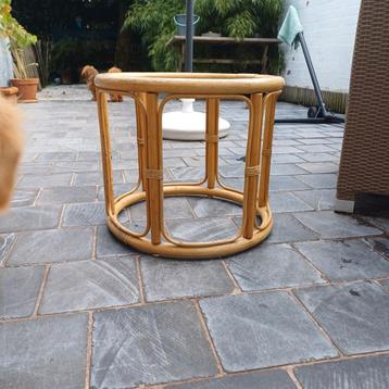 Rotan bijzettafeltje. beschikbaar voor biedingen