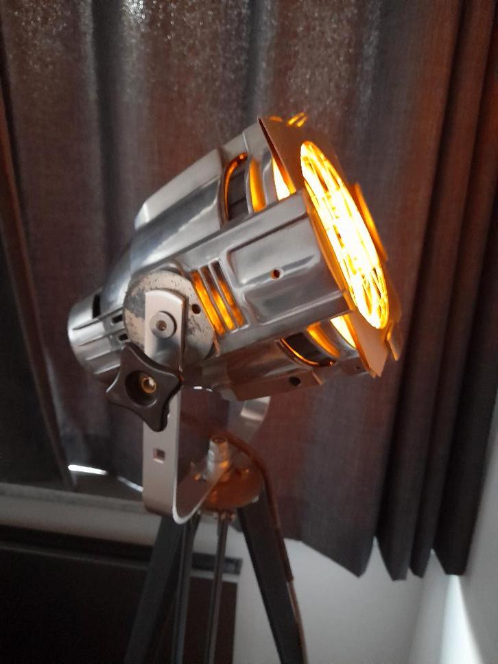 Oude spot op metalen driepoot., Huis en Inrichting, Lampen | Spots, Zo goed als nieuw, Vloerspot of Grondspot, Led, Ophalen of Verzenden
