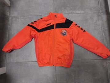 Veste de sport Hummel taille 128 avec tache