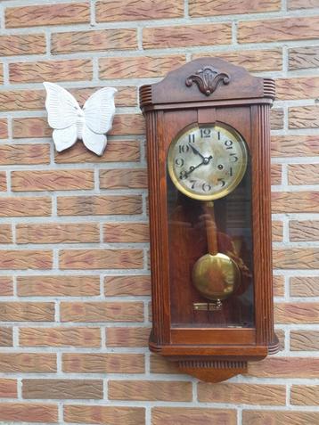 Mooie vintage hangklok met slinger. beschikbaar voor biedingen