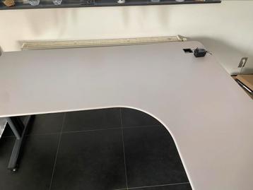 Knoll bureau beschikbaar voor biedingen