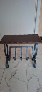 Bijzettafeltje/ kranten houder in smeedijzer en hout, Enlèvement, Comme neuf