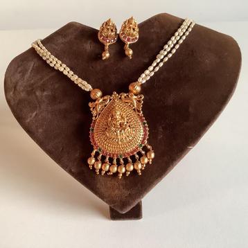 Leuk vintage setje tempeljuwelen ketting en oorbellen beschikbaar voor biedingen