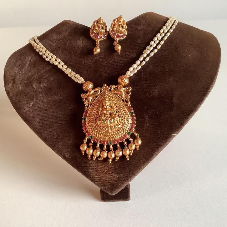 Leuk vintage setje tempeljuwelen ketting en oorbellen, Handtassen en Accessoires, Kettingen, Zo goed als nieuw, Overige materialen