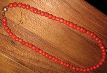 Collier ancien en corail rouge avec fermeture en or 14 carat