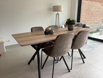 Eettafel beschikbaar voor biedingen