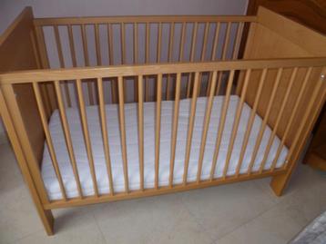 Houten babybed en matras beschikbaar voor biedingen