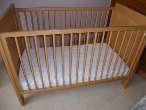 Houten babybed en matras, Kinderen en Baby's, Kinderkamer | Bedden, Zo goed als nieuw, Matras, Ophalen