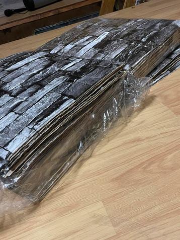 ZELFKLEVENDE TEGELS DONKERE KLEUR (ZWART) beschikbaar voor biedingen