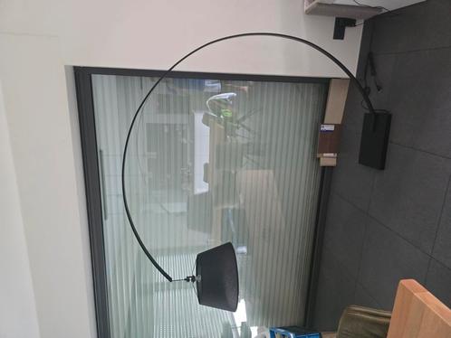 Booglamp zwart – T&T Design – 1 jaar oud – perfecte staat, Huis en Inrichting, Lampen | Vloerlampen, Zo goed als nieuw, 150 tot 200 cm