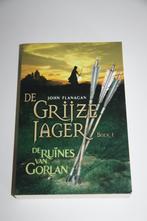 de ruines van gorlan * de grijze jager * john flanagan * +10, Boeken, Ophalen of Verzenden, Gelezen, Fictie