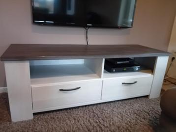 Tv kast beschikbaar voor biedingen