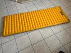 Matelas de bivouac gonflable – Comme neuf, Caravanes & Camping, Matelas pneumatiques, Enlèvement, Pompe intégrée, Comme neuf, 1 personne