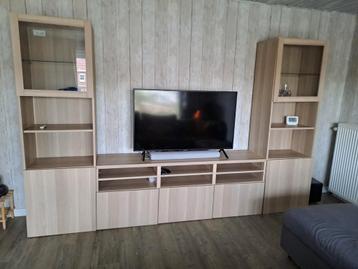 Kast besta beschikbaar voor biedingen