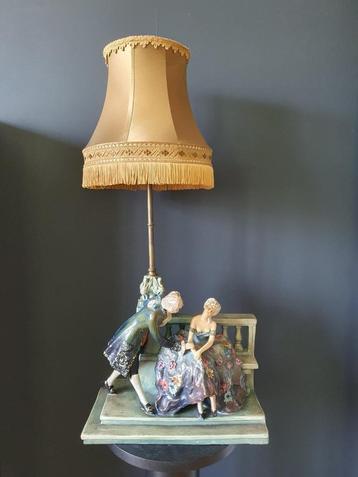 Romantische, keramische lamp in biscuit, | sculptuur, deco beschikbaar voor biedingen