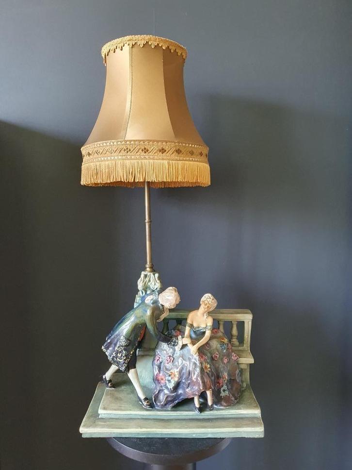 Lampe romantique | biscuit, céramique | sculpture, décor, Maison & Meubles, Lampes | Lampes de table, 50 à 75 cm, Enlèvement