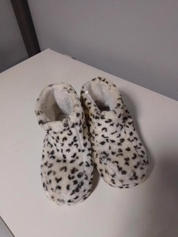 NIEUWE warme dalmatiër pantoffels maat 42/43 beschikbaar voor biedingen
