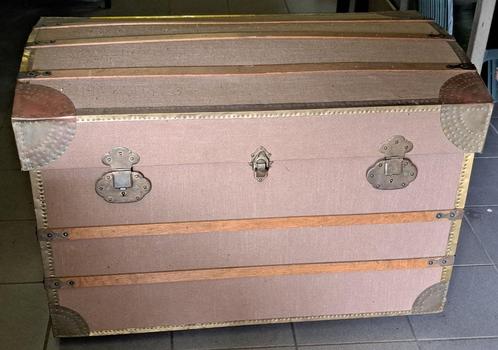 Joli grand ancien coffre en bois (à roulettes), Antiquités & Art, Antiquités | Meubles | Armoires, Enlèvement