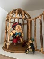 Beeld Pinokkio met Japie krekel in bamboe kooi, Comme neuf, Enlèvement ou Envoi