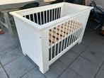 Babybed wit hout massief, Ophalen, Gebruikt, Lattenbodem, Minder dan 140 cm