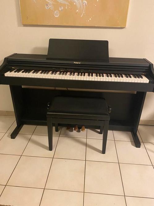 Roland RP‑201 digitaal piano met kruk – goed onderhouden, Muziek en Instrumenten, Piano's, Piano, Zwart, Digitaal, Ophalen