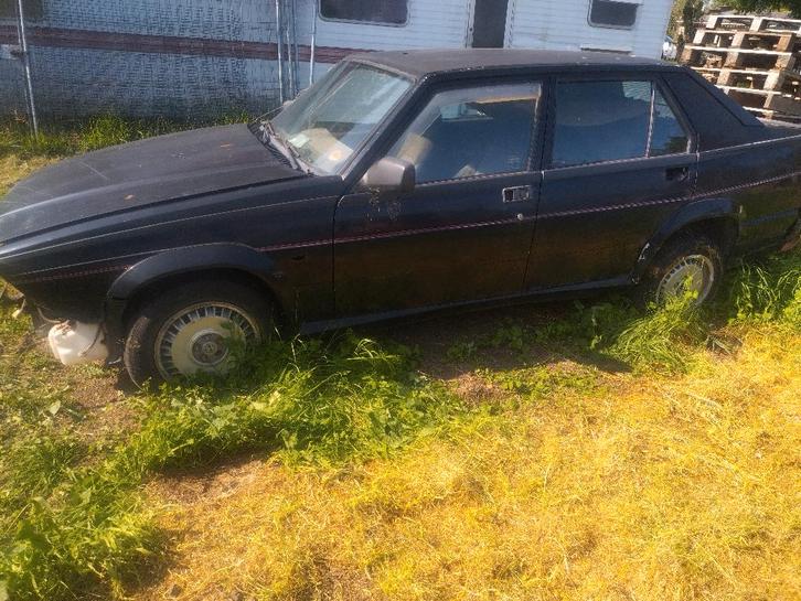 Alfa Romeo 75 turbo wordt gerestaureerd, Auto's, Alfa Romeo, Particulier, Benzine, Berline, 5 deurs, Handgeschakeld, Zwart, Grijs
