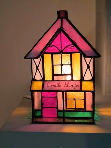 Glas in lood, lamp, huisje  beschikbaar voor biedingen