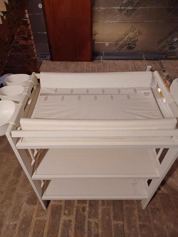 Te koop verzorgingstafel babys beschikbaar voor biedingen