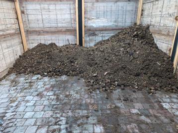 gratis zuivere paardenmest beschikbaar voor biedingen