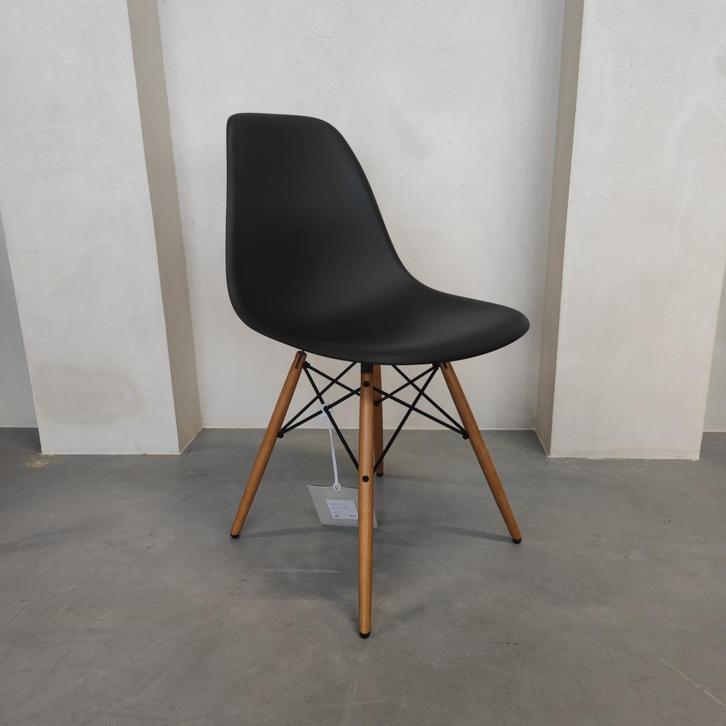 Vitra DSW - Esdoorn (Diepzwart), Antiek en Kunst, Antiek | Meubels | Stoelen en Sofa's, Ophalen of Verzenden