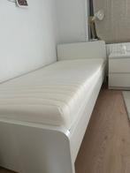 Twee bedden en een bureau te koop in uitstekende staat., Verstelbaar, Eenpersoons, Wit, Ophalen of Verzenden