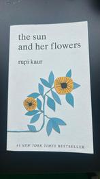 Boek the sun and her flowers - rupi kaur, Boeken, Ophalen of Verzenden, Zo goed als nieuw