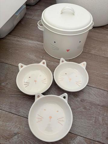 3 schaaltjes en 1 pot voor kattenvoeding  beschikbaar voor biedingen