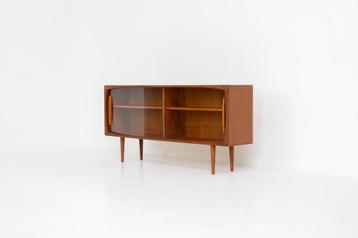 Vintage dressoir met glazen deuren van Svend Dyrlund beschikbaar voor biedingen