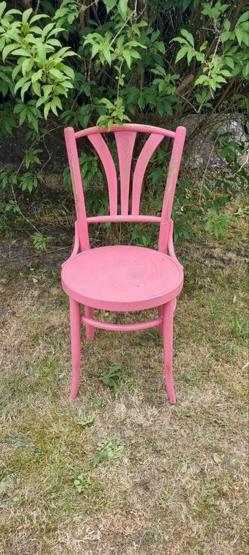 Chaise bistro rose à rénover  beschikbaar voor biedingen