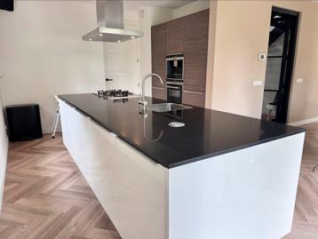 Modern uitgeruste keuken met centraal eiland beschikbaar voor biedingen