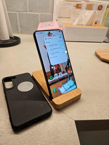 Samsung S22, in perfecte staat, met accessoires  beschikbaar voor biedingen