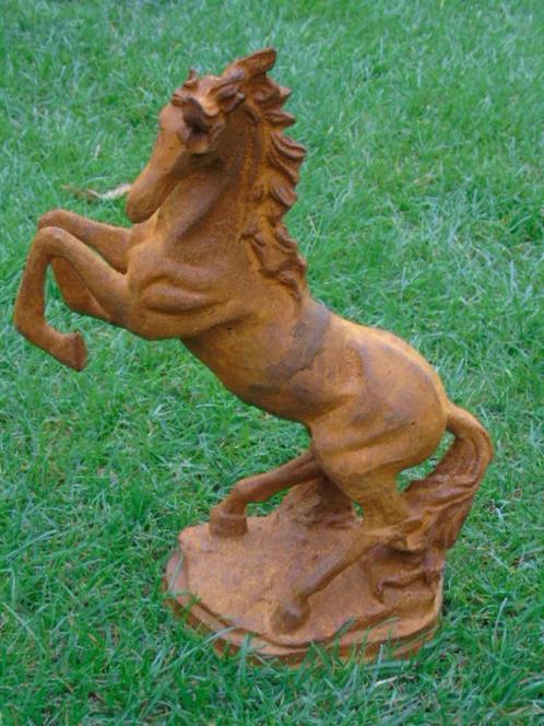 een steigerend paard met een kant in roestig gietijzer..., Tuin en Terras, Tuinwanddecoratie, Nieuw, Ophalen