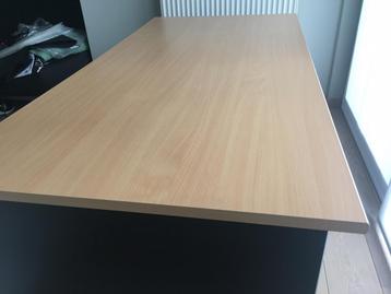 Bureau of werktafel in hout beschikbaar voor biedingen