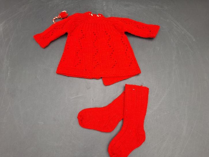 oud rood gebreid poppen jasje met sokken, jaren 60, Verzamelen, Poppen, Zo goed als nieuw, Kleertjes, Ophalen of Verzenden