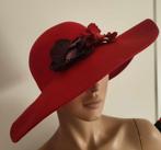 Grand chapeau rouge, 40 cm, Comme neuf, Chapeau, Enlèvement ou Envoi, 58 cm (L, 7¼ pouces) ou plus